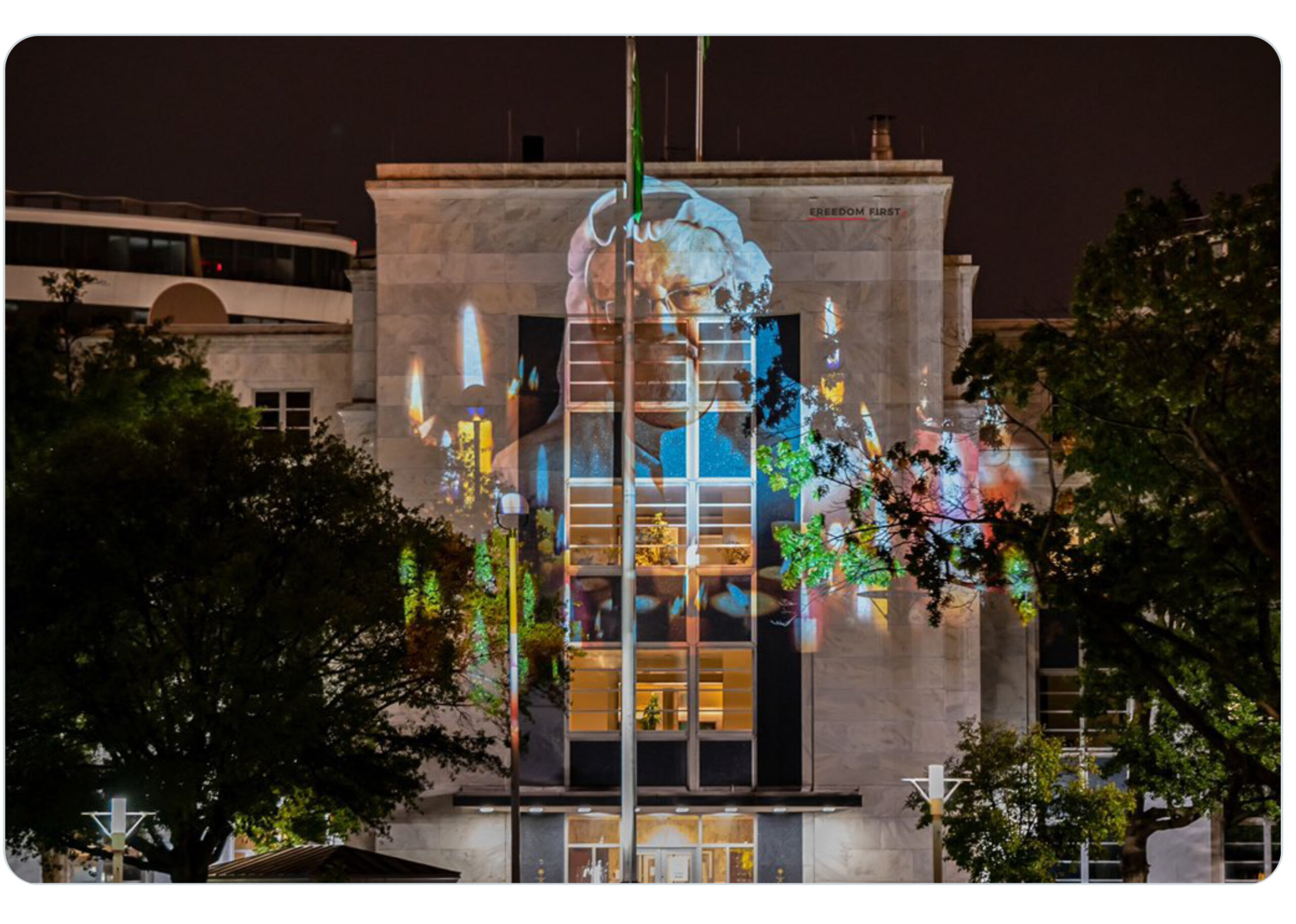 صورة ضوئية كبيرة للراحل جمال خاشقجي على مبنى السفارة السعودية في واشنطن