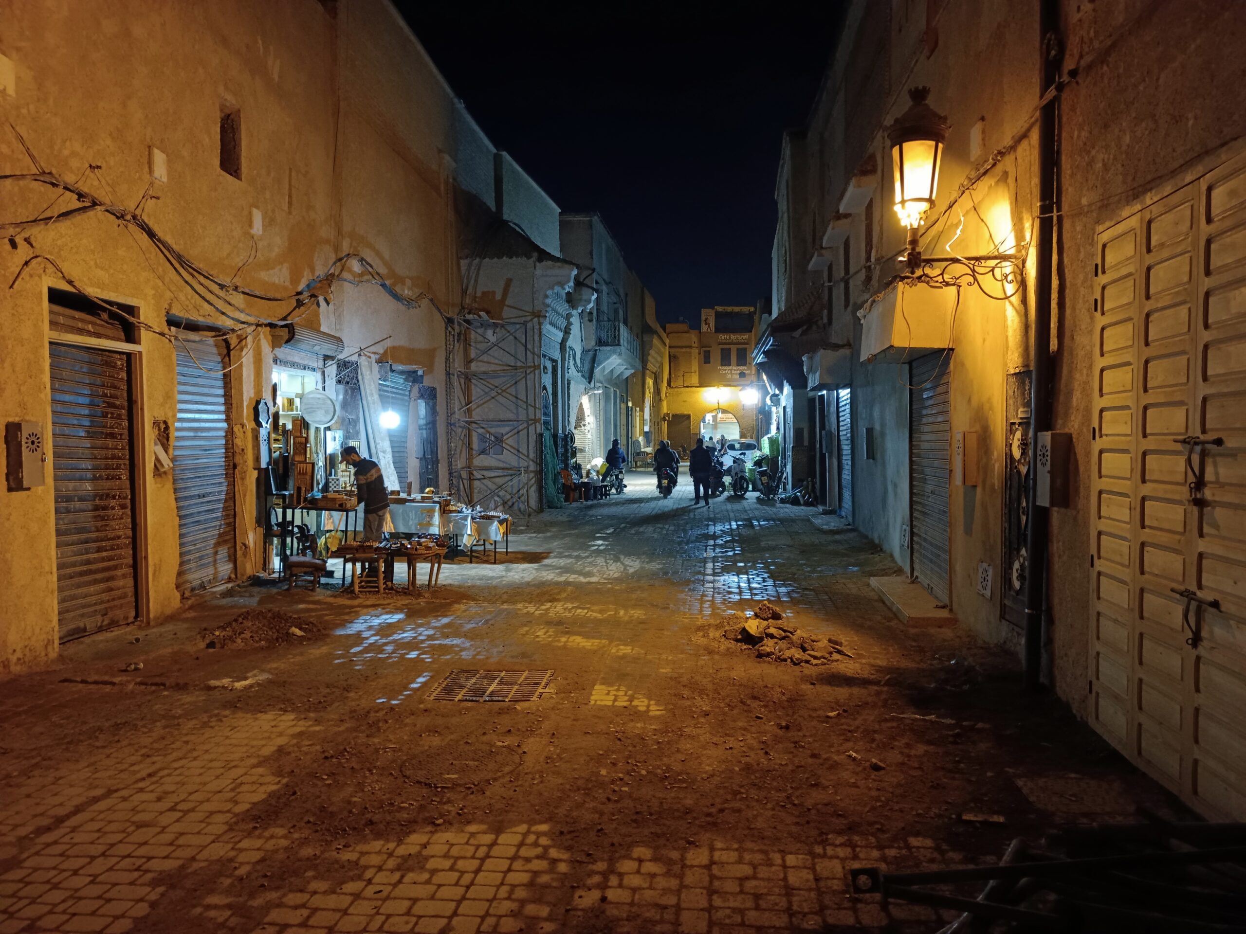 تعثر أشغال تهيئة مراكش تعمق أزمة التجار وتفرض تمديد إغلاق محلاتهم + صور تعثر أشغال تهيئة مراكش تعمق أزمة التجار وتفرض تمديد إغلاق محلاتهم + صور