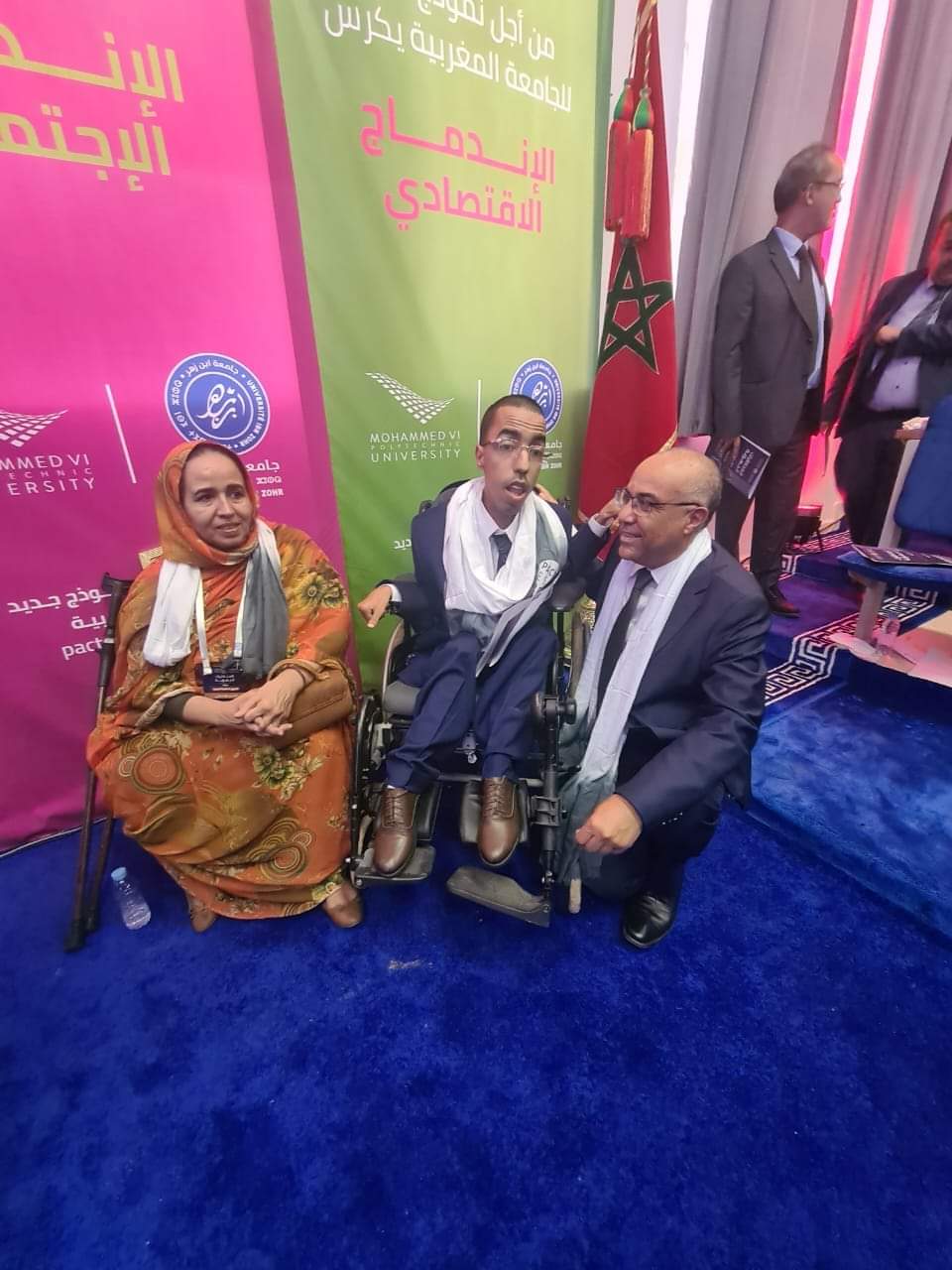في لحظة إنسانية.. وزير التعليم العالي يستقبل فاعل جمعوي في وضعية إعاقة في لحظة إنسانية.. وزير التعليم العالي يستقبل فاعل جمعوي في وضعية إعاقة