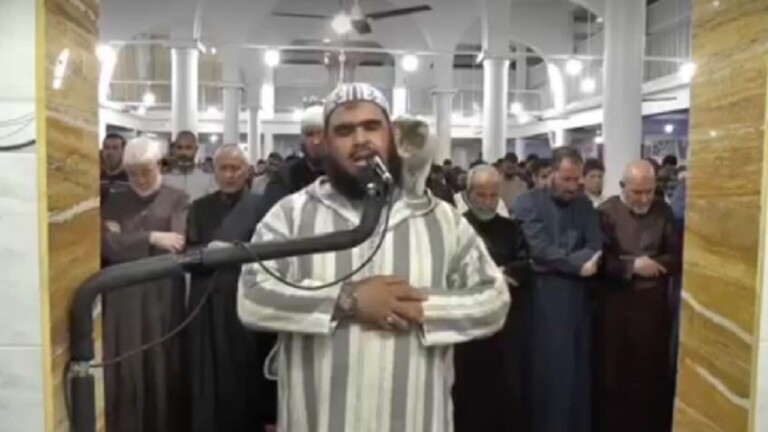 تفاعل رواد مواقع التواصل الاجتماعي مع فيديو قطة اعتلت كتف إمام