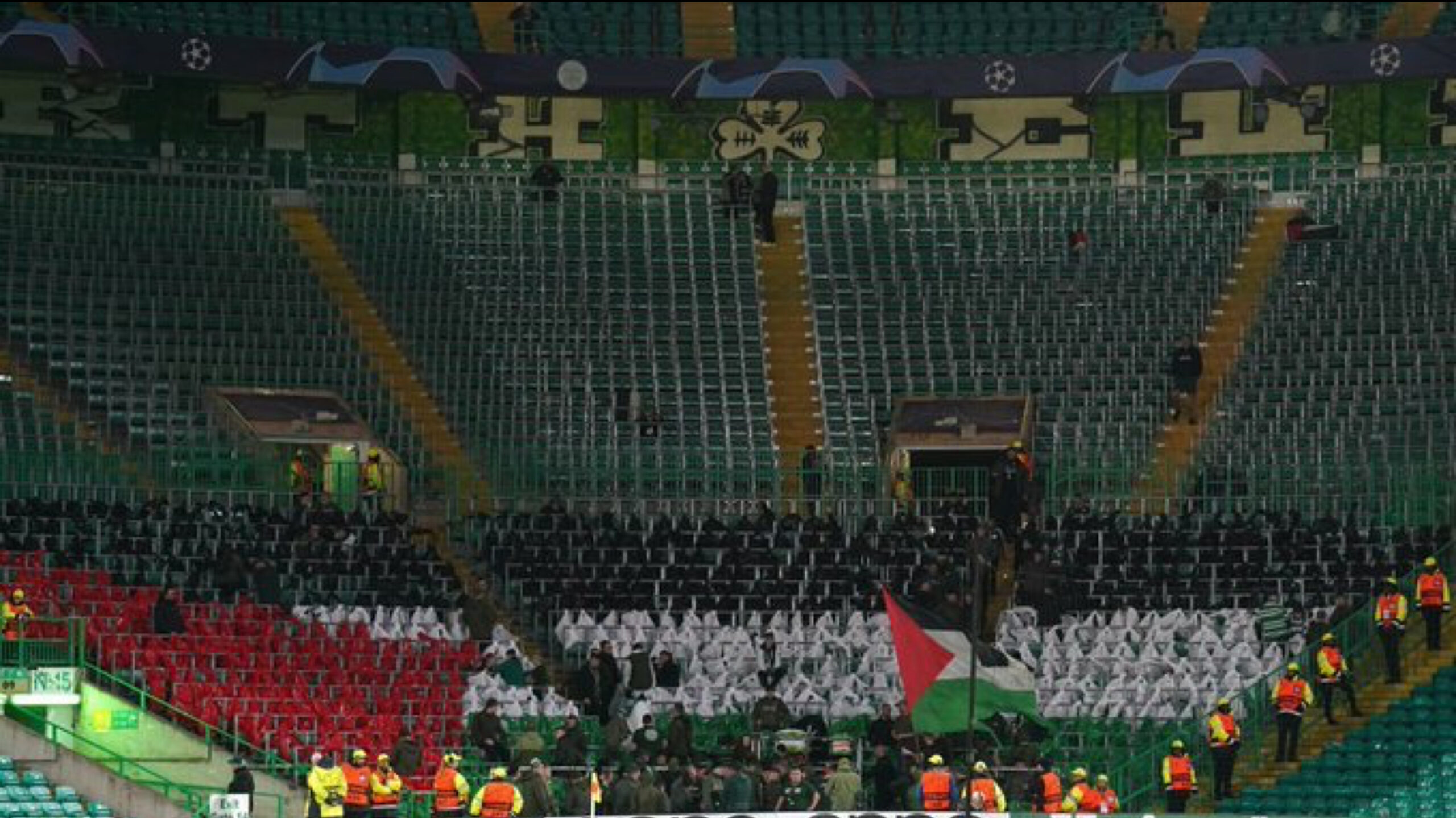 غرامة على نادي أوربي بسبب تلويح جماهيره بأعلام فلسطين